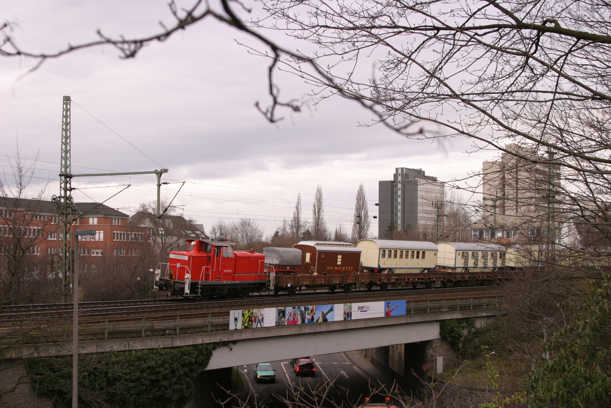 RSE - rote Lok auf einer Brücke